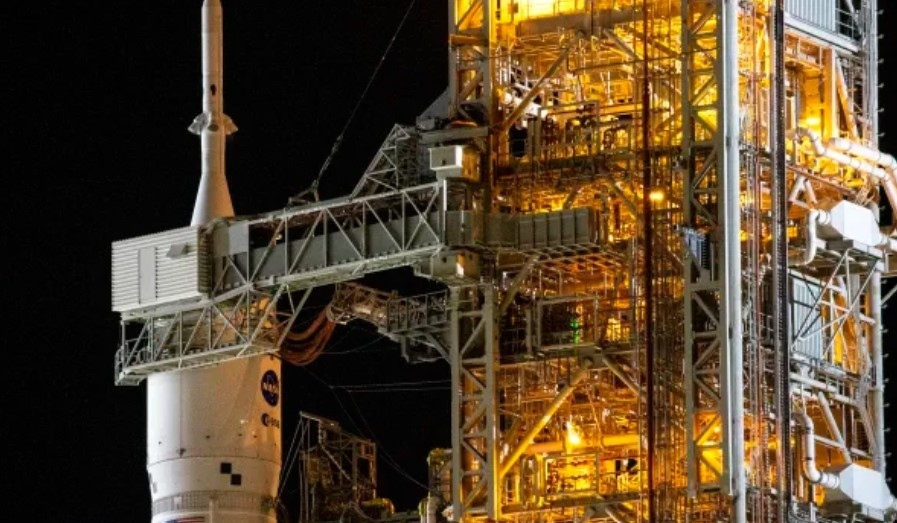 От третия опит: НАСА изстреля ракетата Артемис към Луната